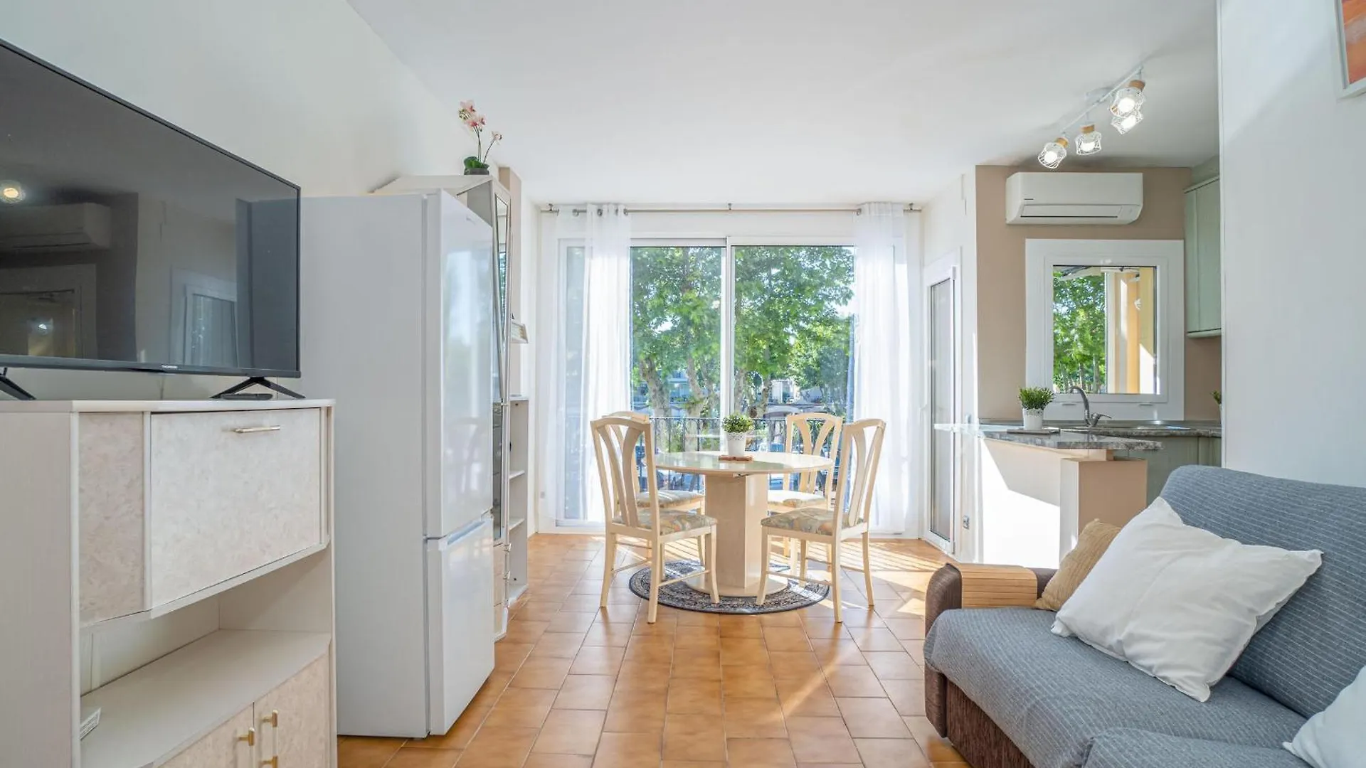 Apartamento Acogedor Con Piscina, Internet Y Aire Acondicionado En Empuriabrava - Hisp-288-41 0*,